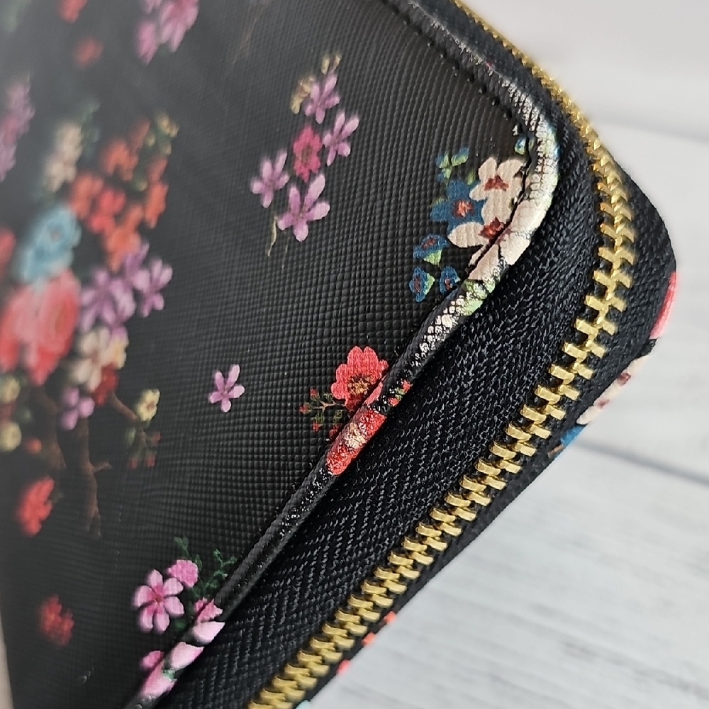 Steve Madden Black Floral Zip Around Wallet/Wristlet - Picture 4 of 12
